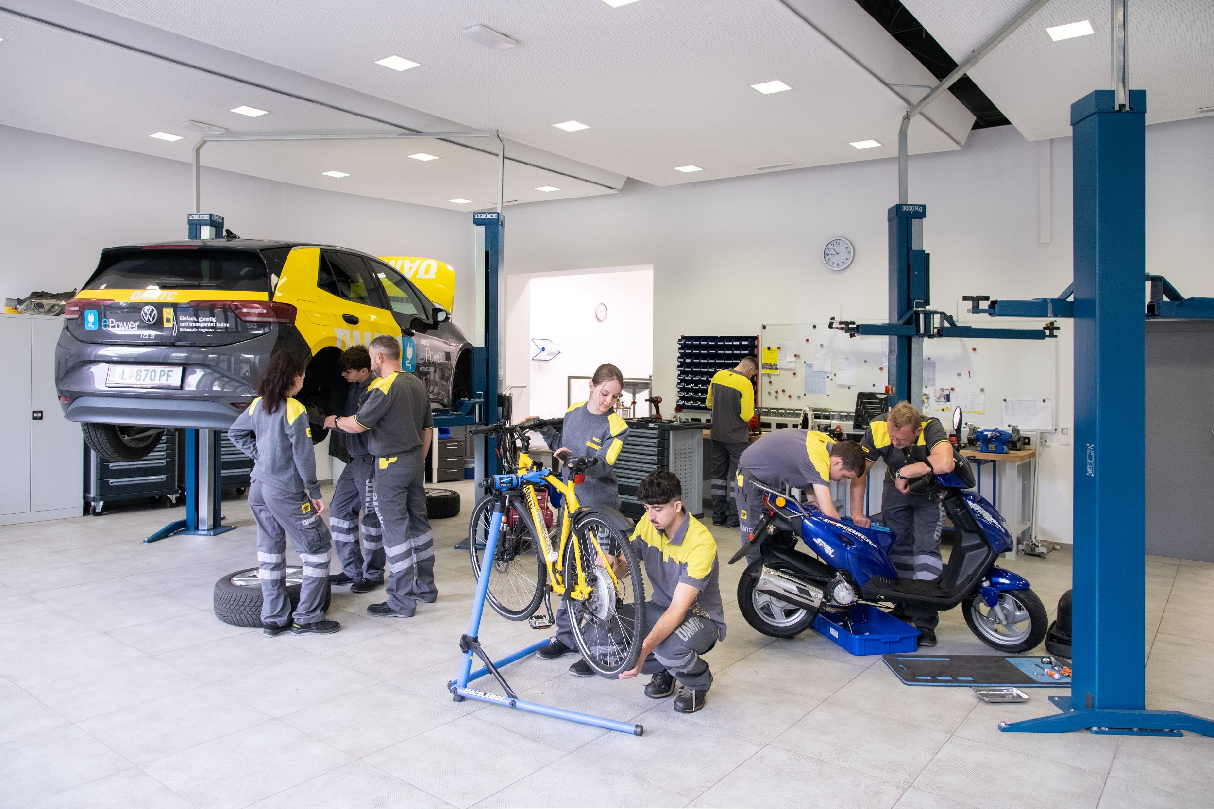 Jugendliche arbeiten in einer Lehrwerkstatt des ÖAMTC Oberösterreich